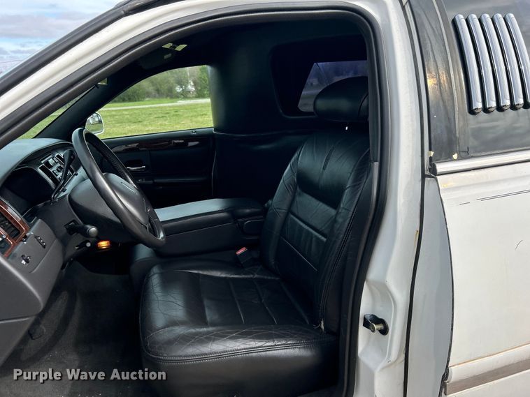 image for item NB9360 2001 Lincoln Krystal  limousine