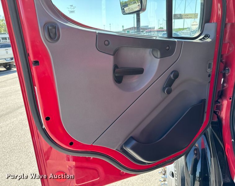 image for item ND9226 2015 Freightliner Business Class M2 shuttle bus