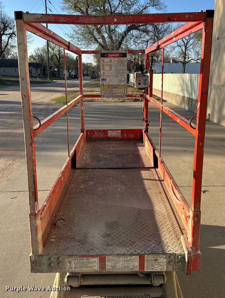 image for item NH9011 1997 SkyJack SJ3220 scissor lift