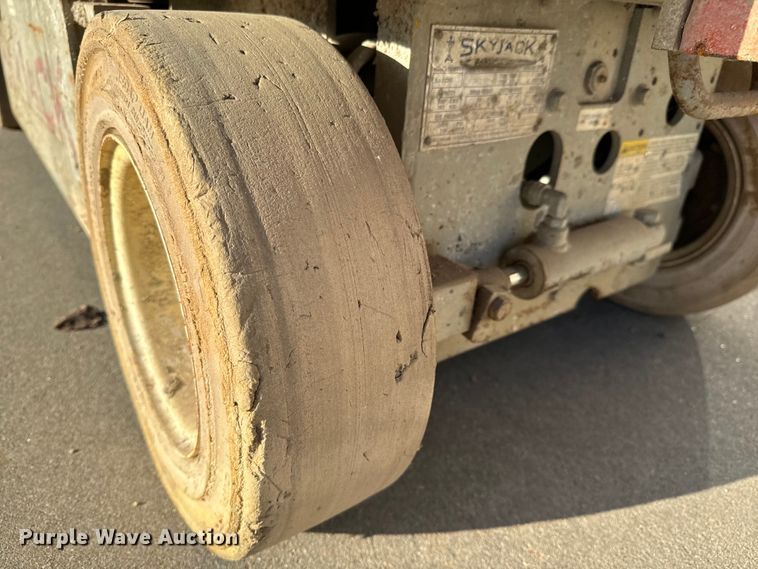 image for item NH9011 1997 SkyJack SJ3220 scissor lift