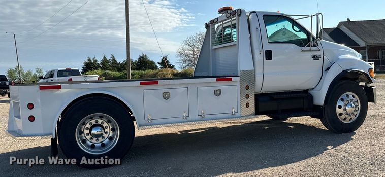 image for item NH9190 2004 Ford F750 Super Duty flatbed truck
