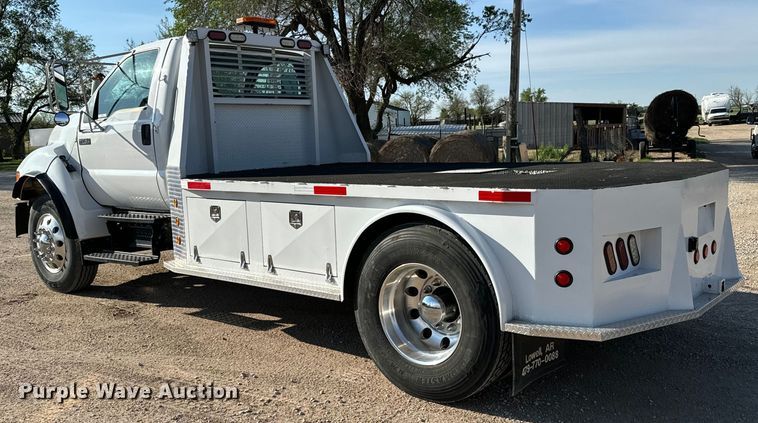 image for item NH9190 2004 Ford F750 Super Duty flatbed truck