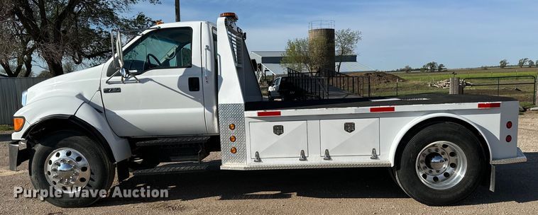 image for item NH9190 2004 Ford F750 Super Duty flatbed truck