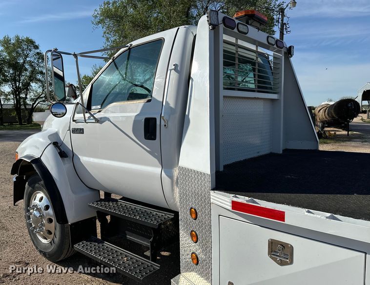 image for item NH9190 2004 Ford F750 Super Duty flatbed truck