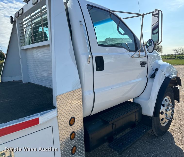 image for item NH9190 2004 Ford F750 Super Duty flatbed truck