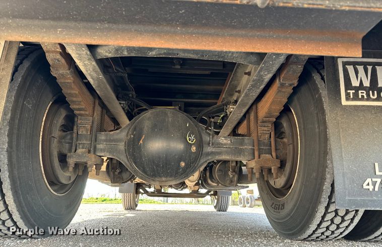 image for item NH9190 2004 Ford F750 Super Duty flatbed truck