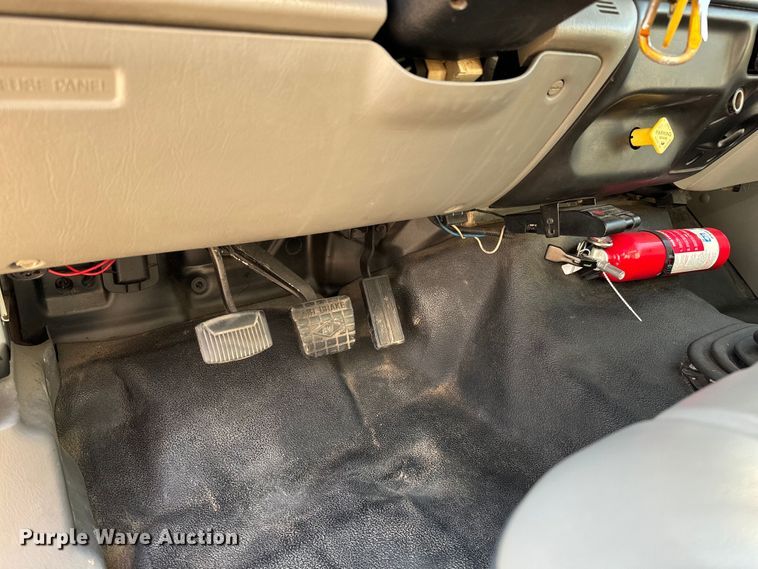 image for item NH9190 2004 Ford F750 Super Duty flatbed truck