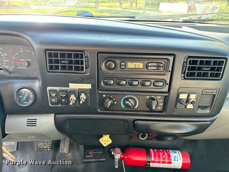 image for item NH9190 2004 Ford F750 Super Duty flatbed truck