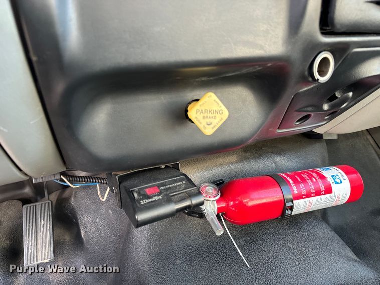 image for item NH9190 2004 Ford F750 Super Duty flatbed truck