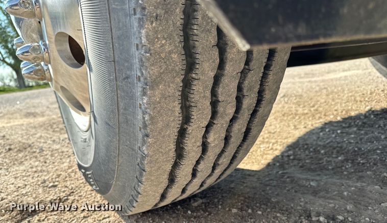 image for item NH9190 2004 Ford F750 Super Duty flatbed truck