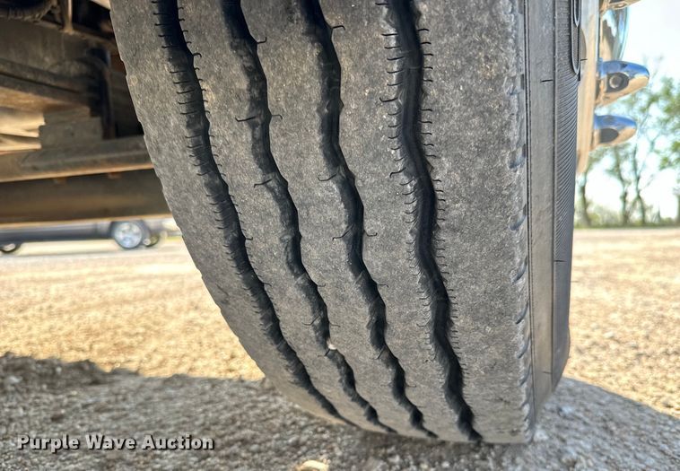 image for item NH9190 2004 Ford F750 Super Duty flatbed truck