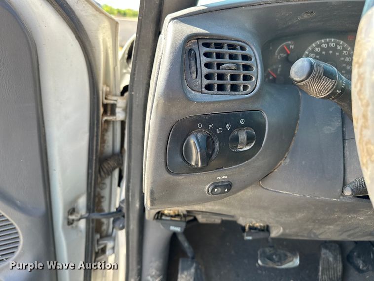 image for item NR9794 2002 Ford F150 SuperCab pickup truck