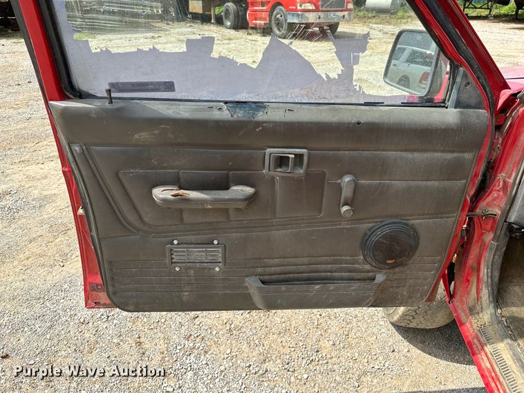 image for item NR9838 1992 Nissan KSLM-FBU flatbed pickup truck