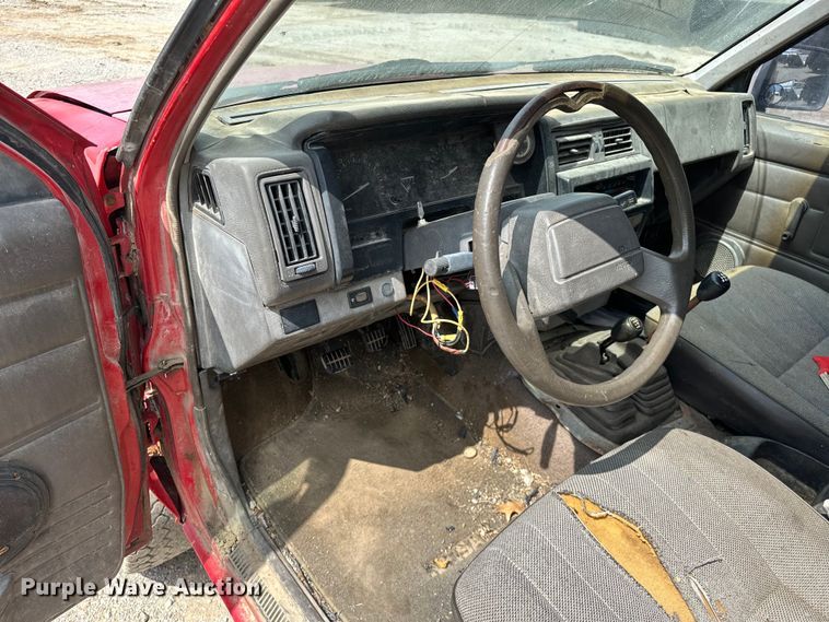 image for item NR9838 1992 Nissan KSLM-FBU flatbed pickup truck