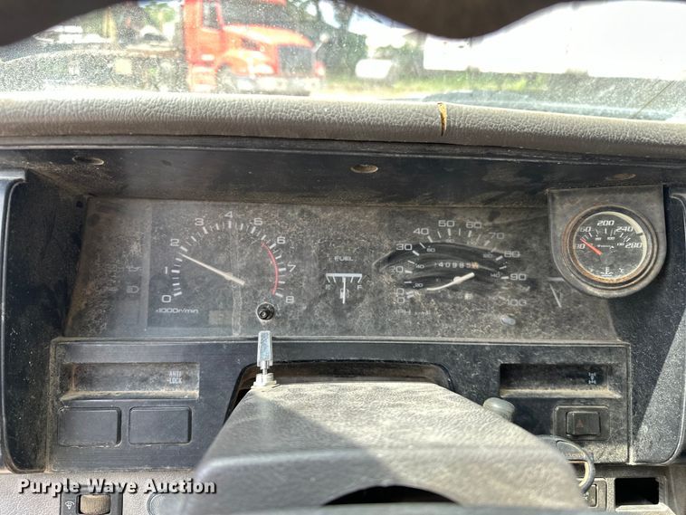 image for item NR9838 1992 Nissan KSLM-FBU flatbed pickup truck