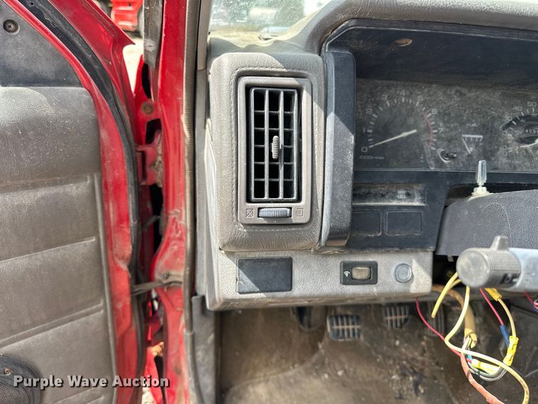 image for item NR9838 1992 Nissan KSLM-FBU flatbed pickup truck