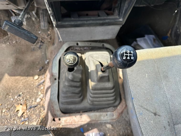 image for item NR9838 1992 Nissan KSLM-FBU flatbed pickup truck