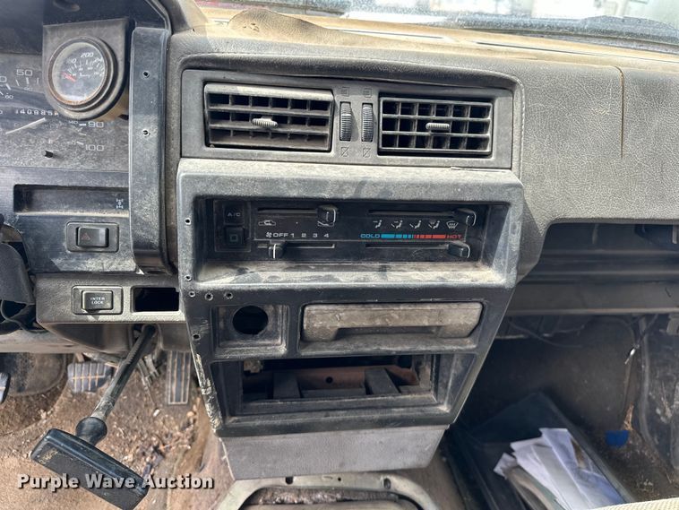 image for item NR9838 1992 Nissan KSLM-FBU flatbed pickup truck