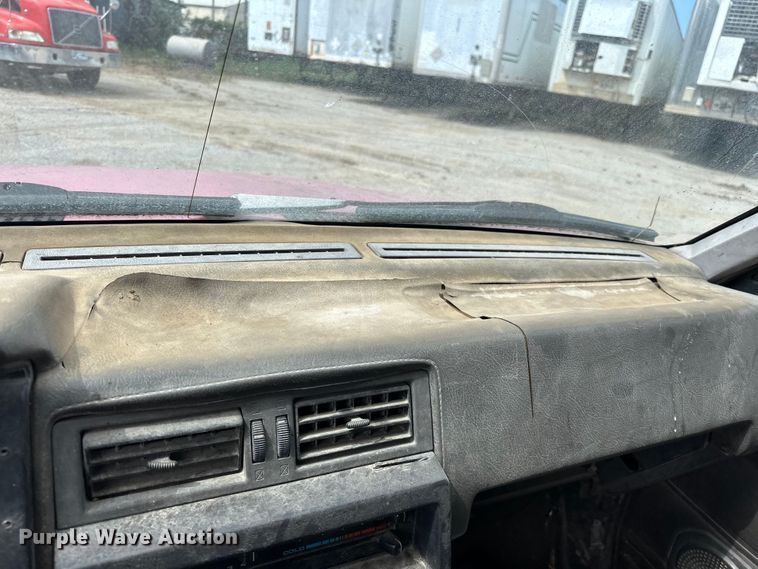 image for item NR9838 1992 Nissan KSLM-FBU flatbed pickup truck