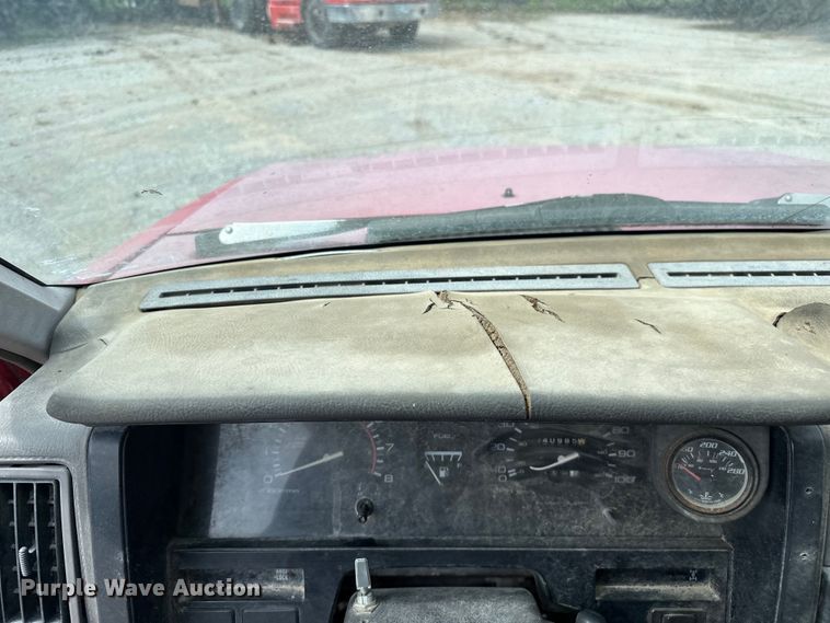 image for item NR9838 1992 Nissan KSLM-FBU flatbed pickup truck