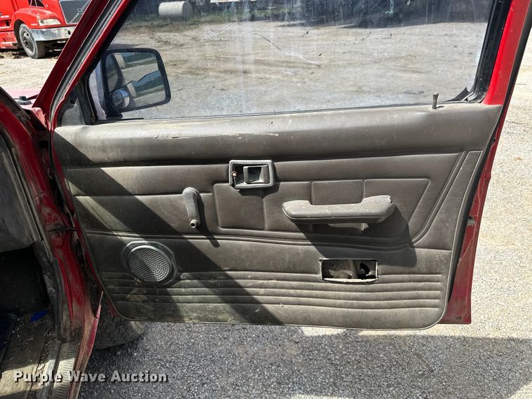 image for item NR9838 1992 Nissan KSLM-FBU flatbed pickup truck