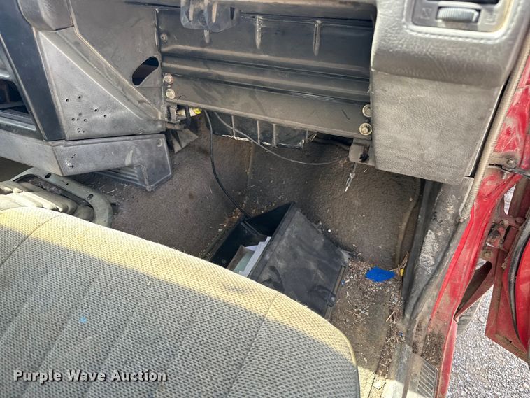 image for item NR9838 1992 Nissan KSLM-FBU flatbed pickup truck