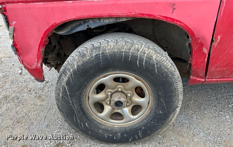 image for item NR9838 1992 Nissan KSLM-FBU flatbed pickup truck