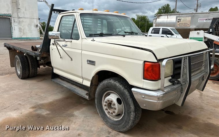 image for item NR9872 1988 Ford  F-Super Duty flatbed truck