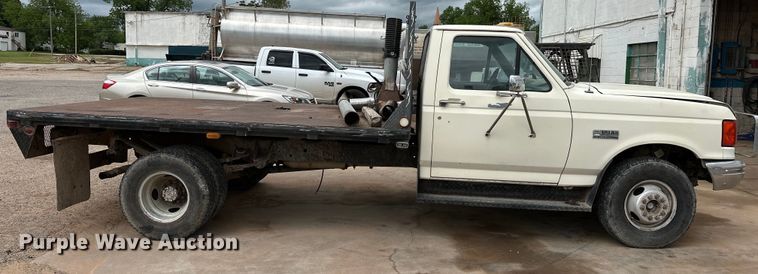 image for item NR9872 1988 Ford  F-Super Duty flatbed truck