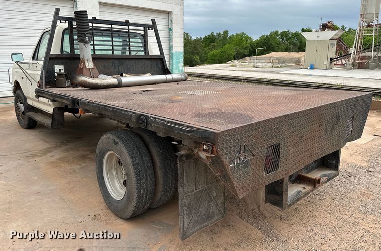 image for item NR9872 1988 Ford  F-Super Duty flatbed truck