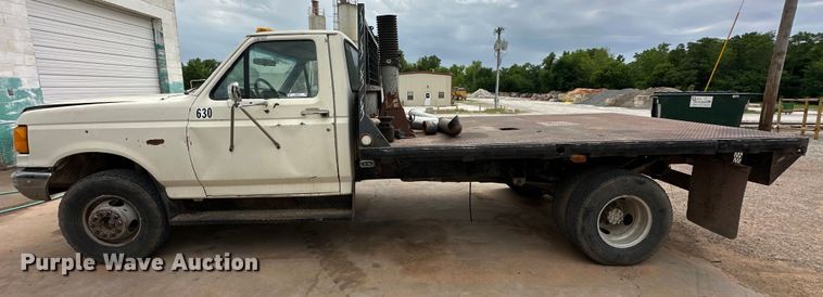 image for item NR9872 1988 Ford  F-Super Duty flatbed truck