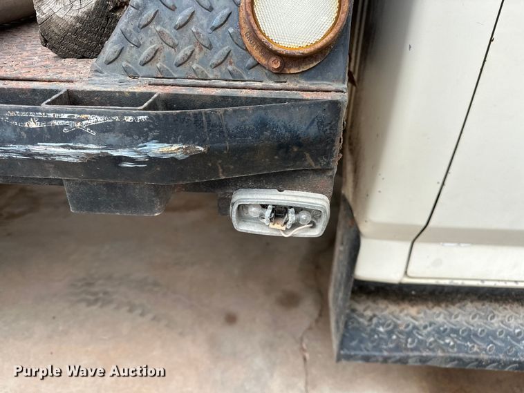 image for item NR9872 1988 Ford  F-Super Duty flatbed truck