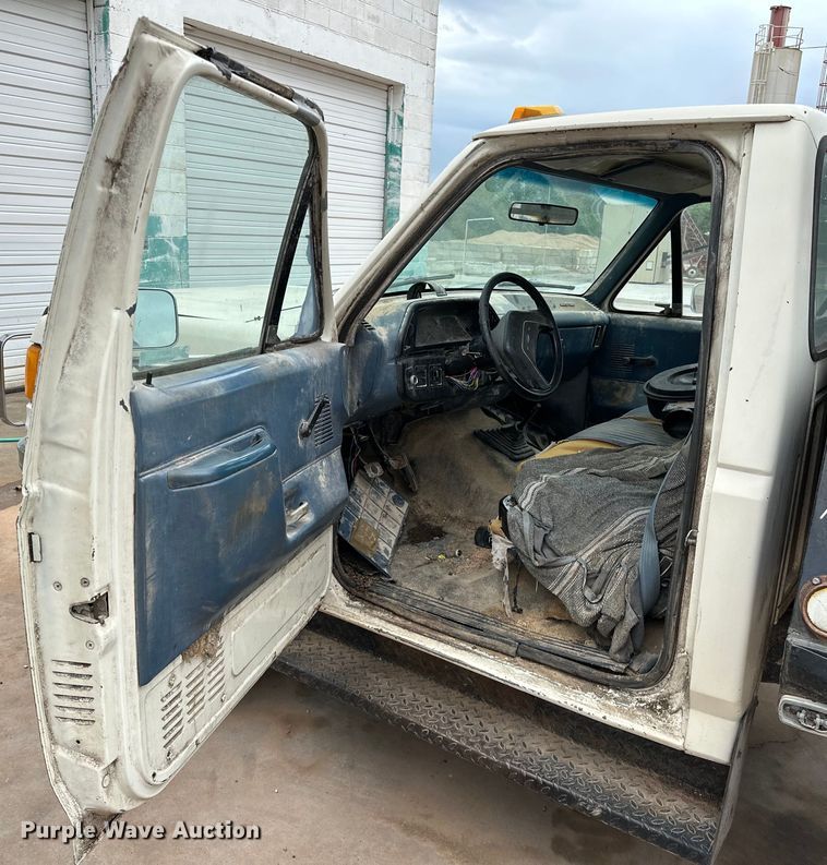 image for item NR9872 1988 Ford  F-Super Duty flatbed truck