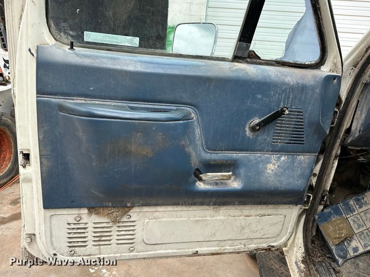 image for item NR9872 1988 Ford  F-Super Duty flatbed truck