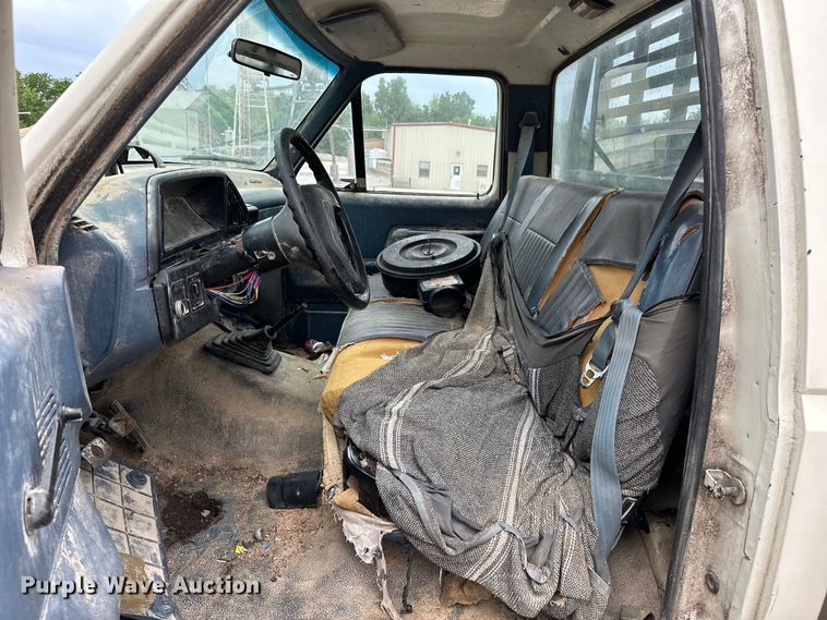 image for item NR9872 1988 Ford  F-Super Duty flatbed truck