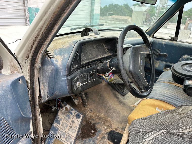 image for item NR9872 1988 Ford  F-Super Duty flatbed truck