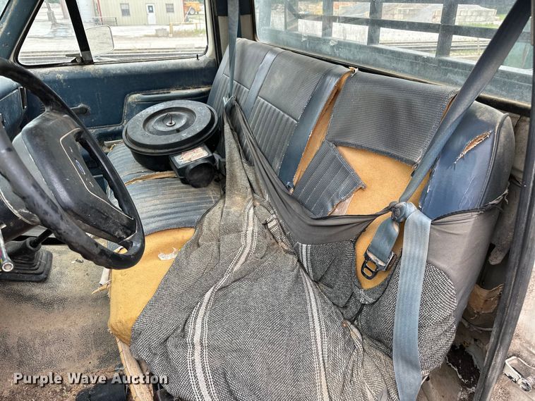 image for item NR9872 1988 Ford  F-Super Duty flatbed truck