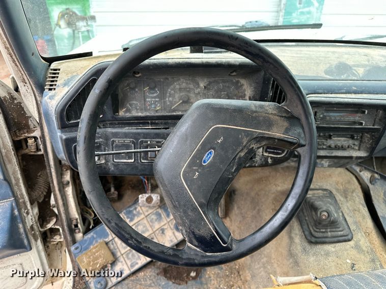 image for item NR9872 1988 Ford  F-Super Duty flatbed truck