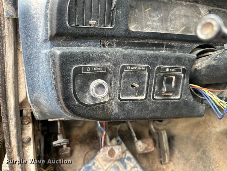 image for item NR9872 1988 Ford  F-Super Duty flatbed truck