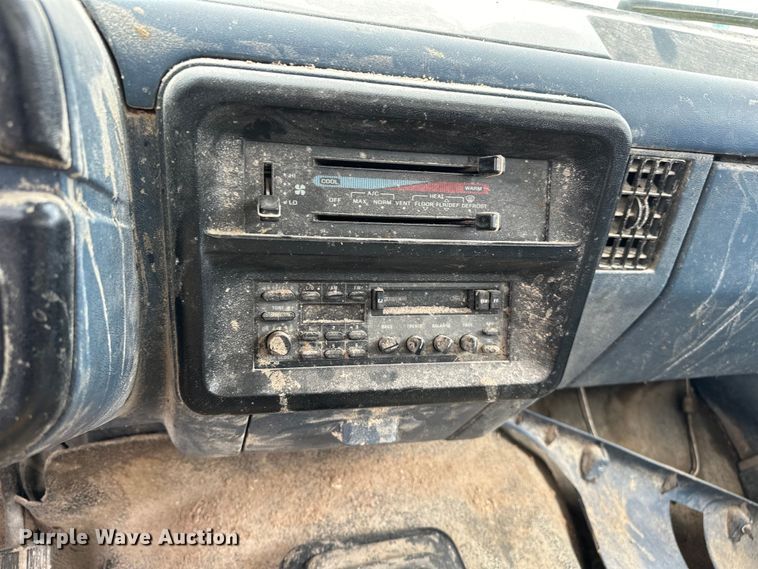 image for item NR9872 1988 Ford  F-Super Duty flatbed truck