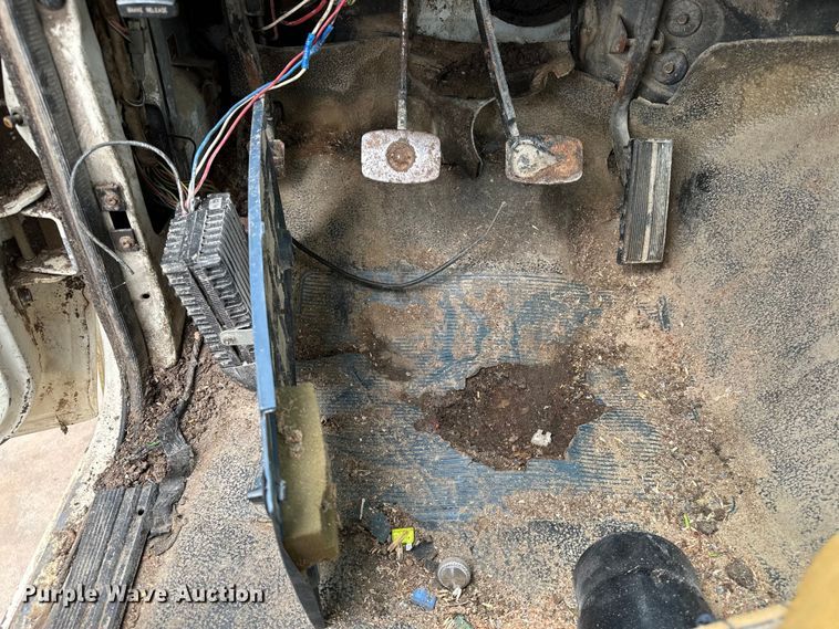 image for item NR9872 1988 Ford  F-Super Duty flatbed truck