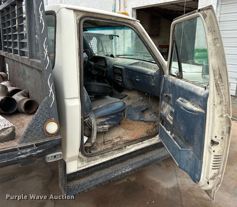 image for item NR9872 1988 Ford  F-Super Duty flatbed truck