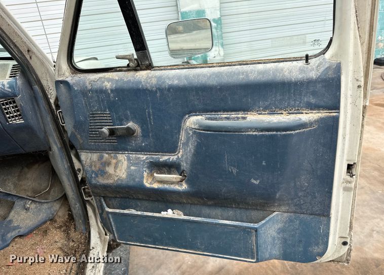 image for item NR9872 1988 Ford  F-Super Duty flatbed truck