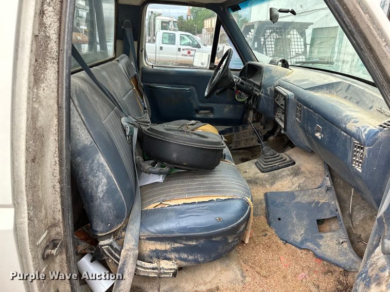 image for item NR9872 1988 Ford  F-Super Duty flatbed truck