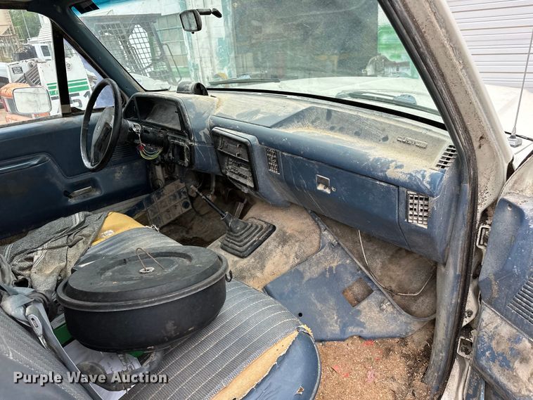 image for item NR9872 1988 Ford  F-Super Duty flatbed truck