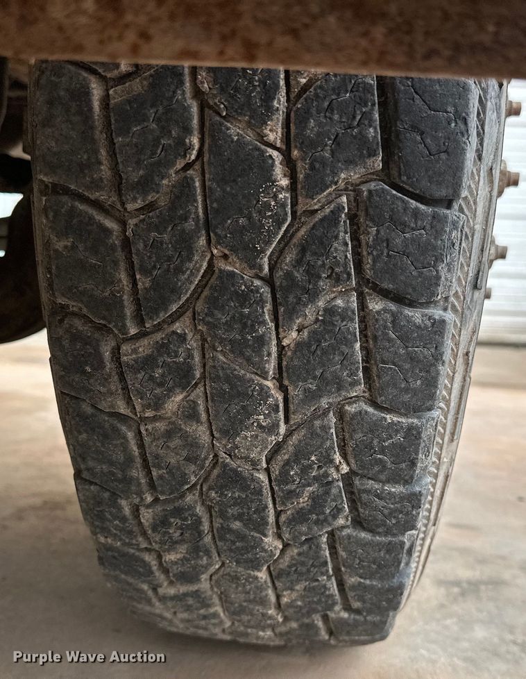 image for item NR9872 1988 Ford  F-Super Duty flatbed truck