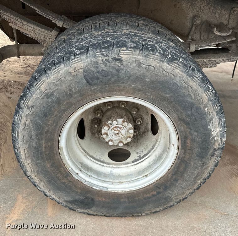 image for item NR9872 1988 Ford  F-Super Duty flatbed truck