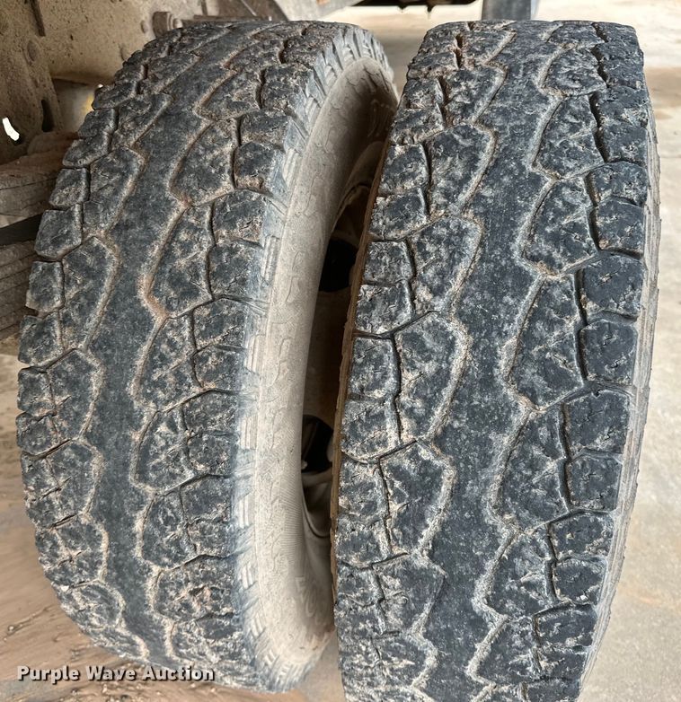 image for item NR9872 1988 Ford  F-Super Duty flatbed truck