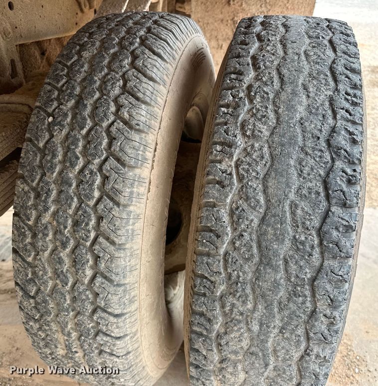 image for item NR9872 1988 Ford  F-Super Duty flatbed truck