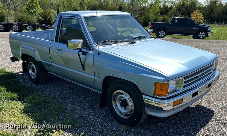 image for item NT9127 1988 Toyota pickup truck